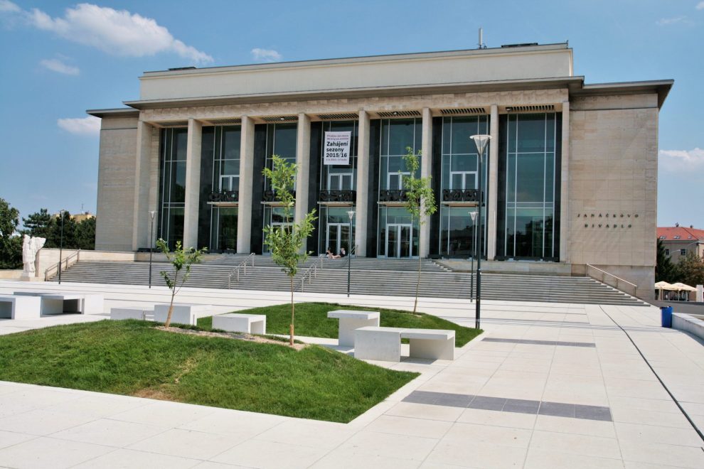 Brno Janáčkovo divadlo park před divadlem 6913 1