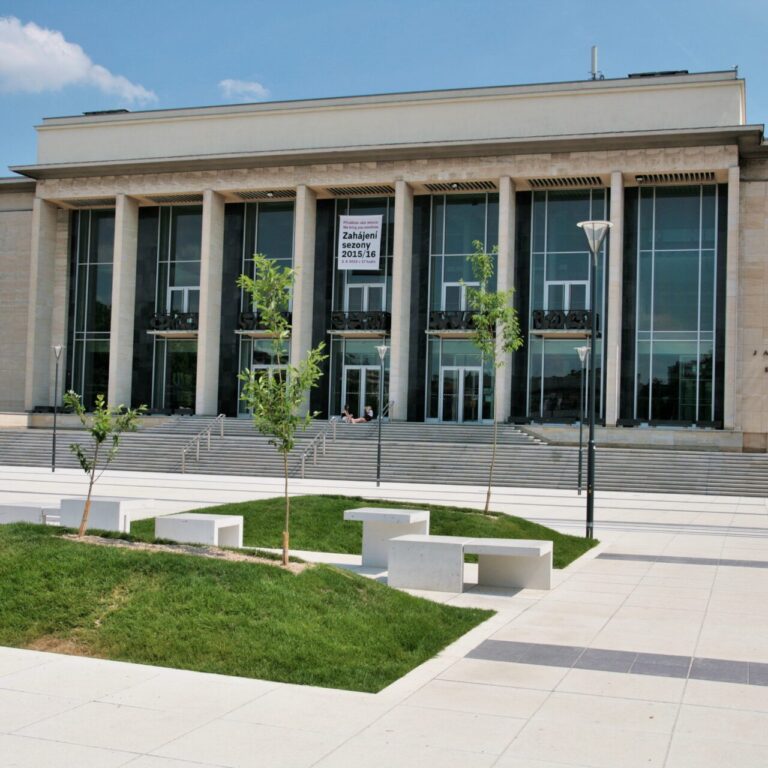 Brno Janáčkovo divadlo park před divadlem 6913
